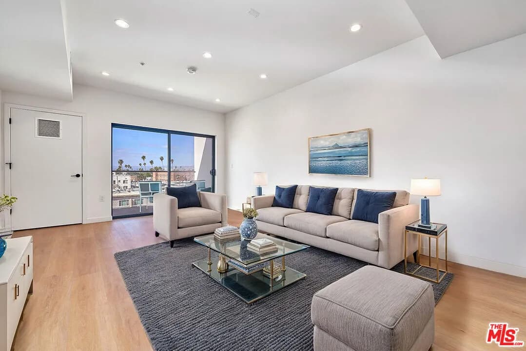 한인타운 새콘도
						2024년생, 방3 화장실2, 오픈구조, 코너유닛, 넓은 발코니, 냉장고&세탁기포함, 편리한 위치
						콘도  Los Angeles CA's preview 1