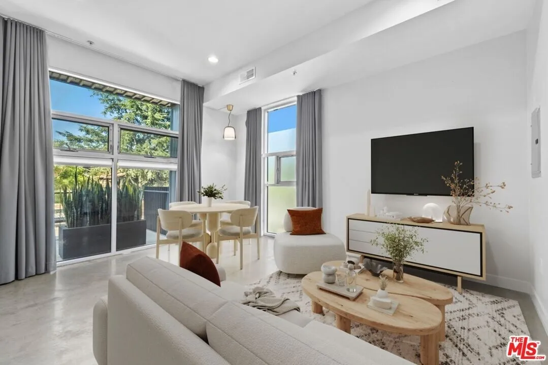 행콕팍 인근 콘도
						2009년생, 방2 화장실3, 약 1250 sf, 모던한 LOFT 스타일, 밝고 환함, 하이실링
						콘도  Los Angeles CA's preview 2