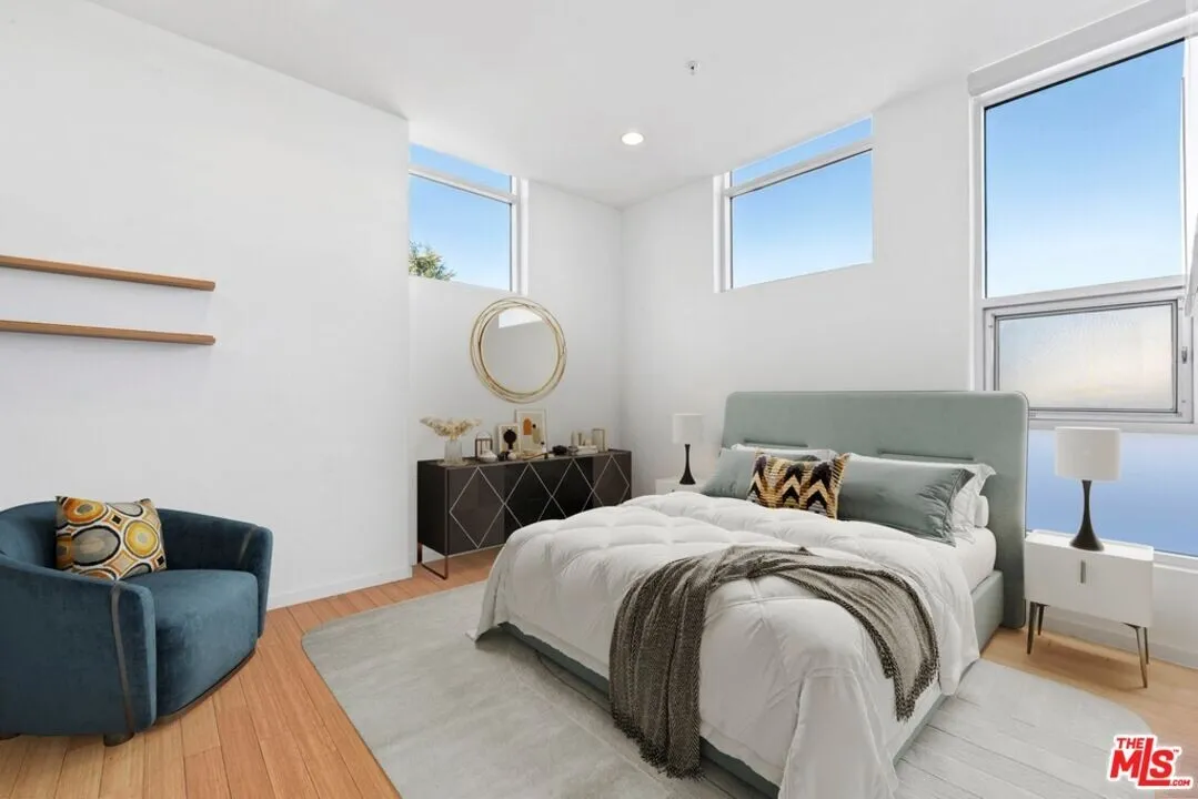 행콕팍 인근 콘도
						2009년생, 방2 화장실3, 약 1250 sf, 모던한 LOFT 스타일, 밝고 환함, 하이실링
						콘도  Los Angeles CA's preview 3