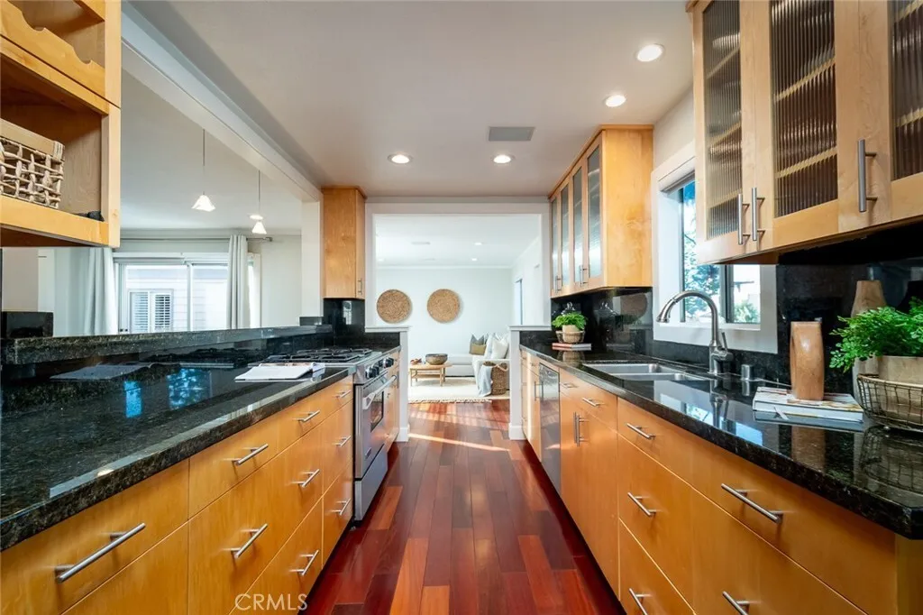 글렌데일 콘도
						방2 화장실3, 약 1450 sf, 타운홈 스타일, 오픈구조, 밝고 환함,  attached 2 car garage 
						콘도  Glendale CA's preview 0