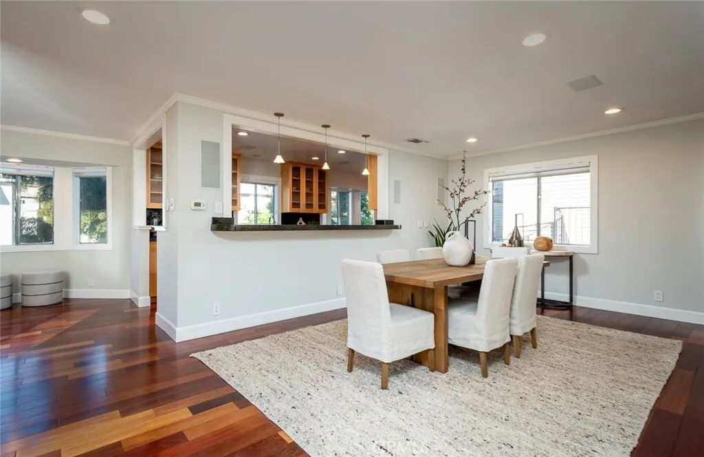 글렌데일 콘도
						방2 화장실3, 약 1450 sf, 타운홈 스타일, 오픈구조, 밝고 환함,  attached 2 car garage 
						콘도  Glendale CA's preview 1