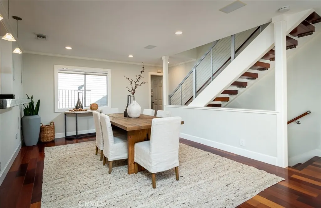 글렌데일 콘도
						방2 화장실3, 약 1450 sf, 타운홈 스타일, 오픈구조, 밝고 환함,  attached 2 car garage 
						콘도  Glendale CA's preview 2