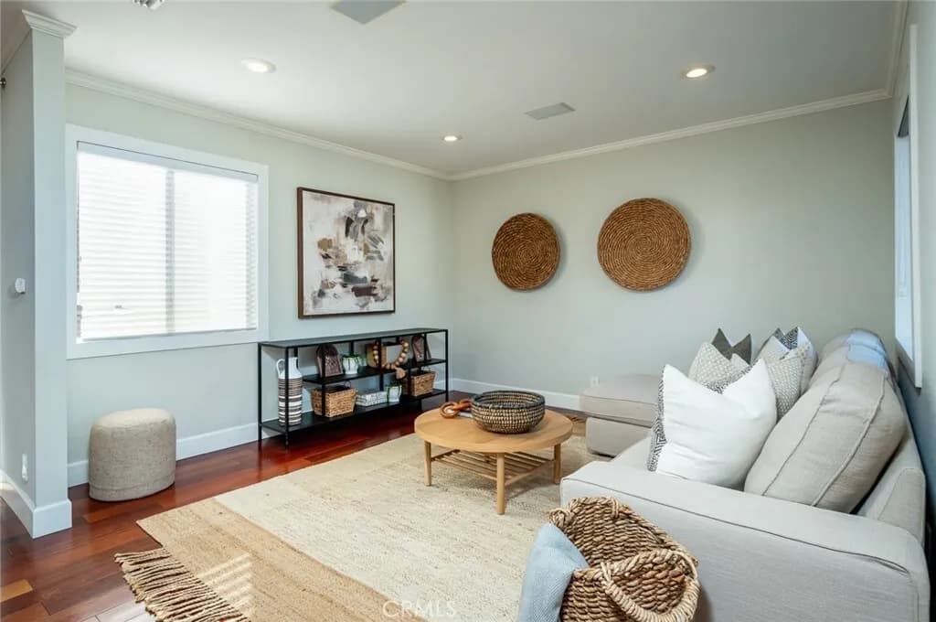 글렌데일 콘도
						방2 화장실3, 약 1450 sf, 타운홈 스타일, 오픈구조, 밝고 환함,  attached 2 car garage 
						콘도  Glendale CA's preview 3