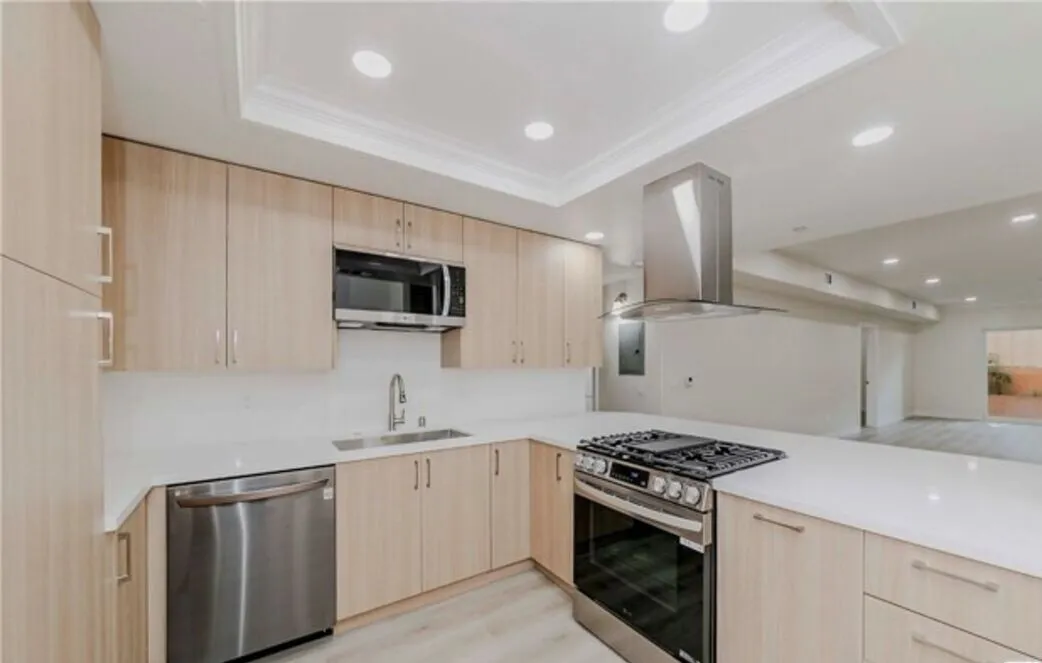 한인타운 콘도
						2008년생, 방3 화장실2, Over 1500 sf, 오픈구조, 리모델, 편리한 위치 
						콘도  Los Angeles CA's preview 0