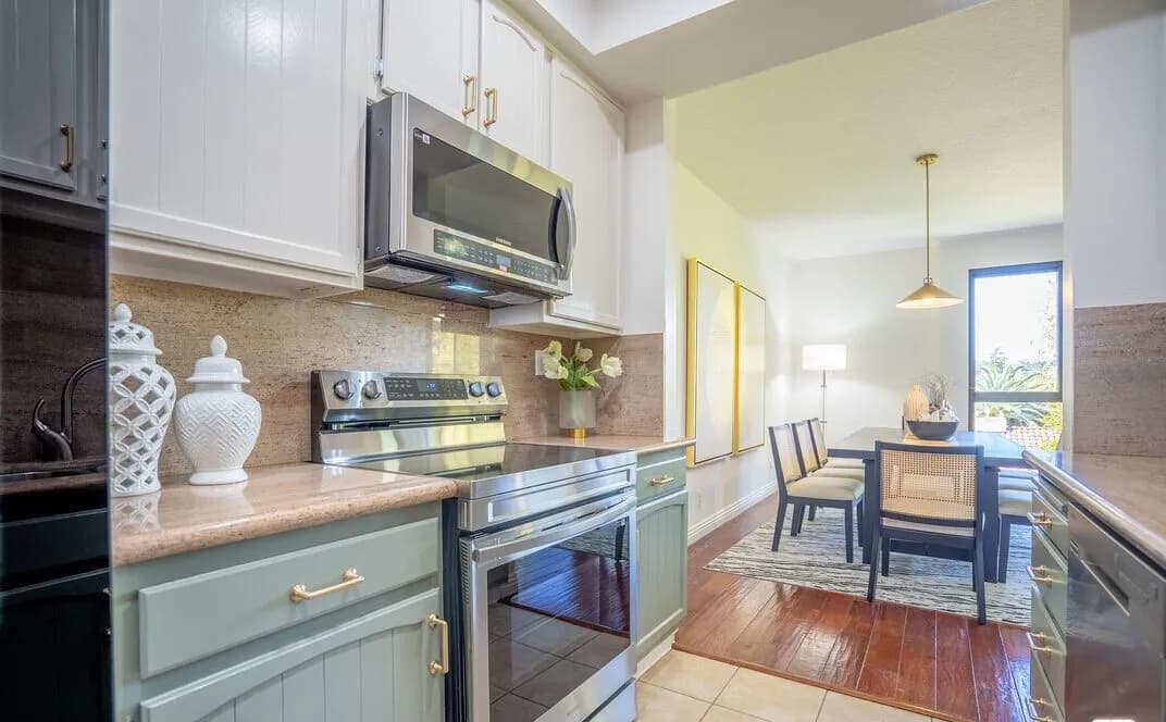 행콕팍 콘도
						방2 화장실2, Over 1500 sf, 꼭대기층, 업그레이드, 웍인 클라셋, **3가학군**
						콘도  Los Angeles CA's preview 0