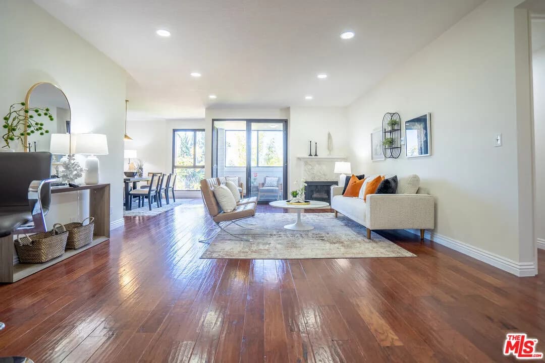 행콕팍 콘도
						방2 화장실2, Over 1500 sf, 꼭대기층, 업그레이드, 웍인 클라셋, **3가학군**
						콘도  Los Angeles CA's preview 1