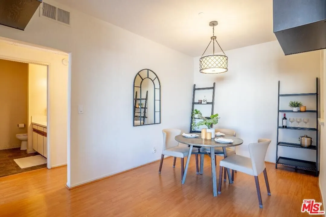 행콕팍 인근 콘도
						방2 화장실2, 오픈구조, 밝고 환함, 마루바닥, 게스트파킹, 편리한 위치
						콘도  Los Angeles CA's preview 1