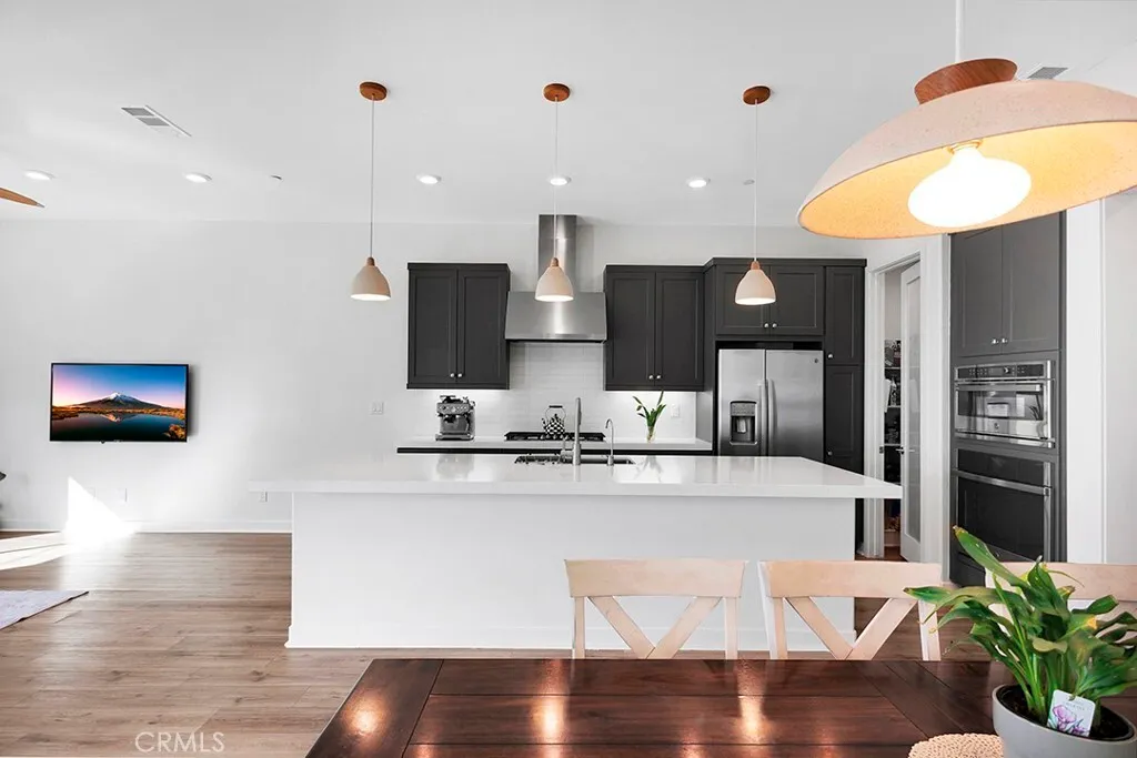 발렌시아 타운홈 
						2022년생, 방4 화장실3, 약 2100 sf, 오픈구조, 발코니, 좋은 학군, 편리한 위치
						콘도  Valencia CA's preview 0