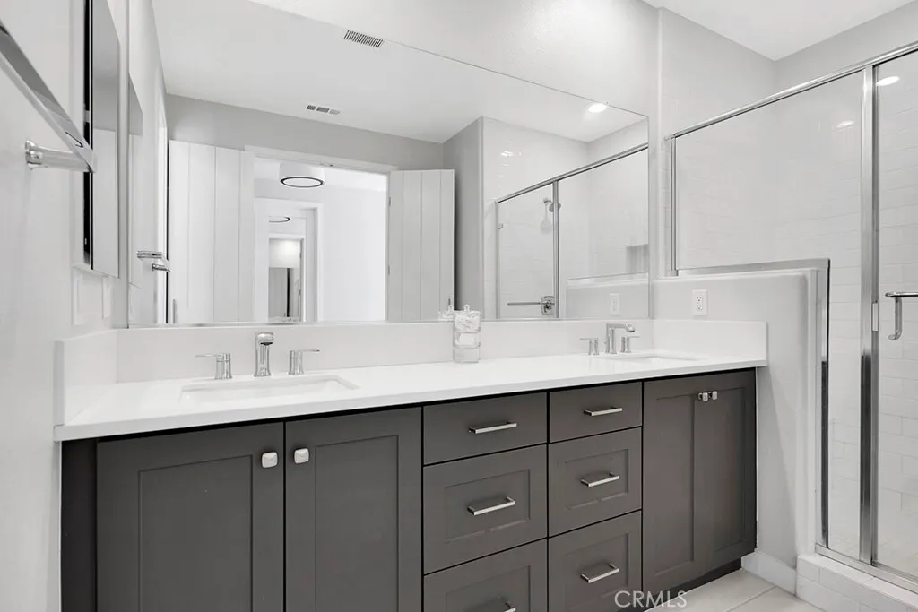 발렌시아 타운홈 
						2022년생, 방4 화장실3, 약 2100 sf, 오픈구조, 발코니, 좋은 학군, 편리한 위치
						콘도  Valencia CA's preview 2