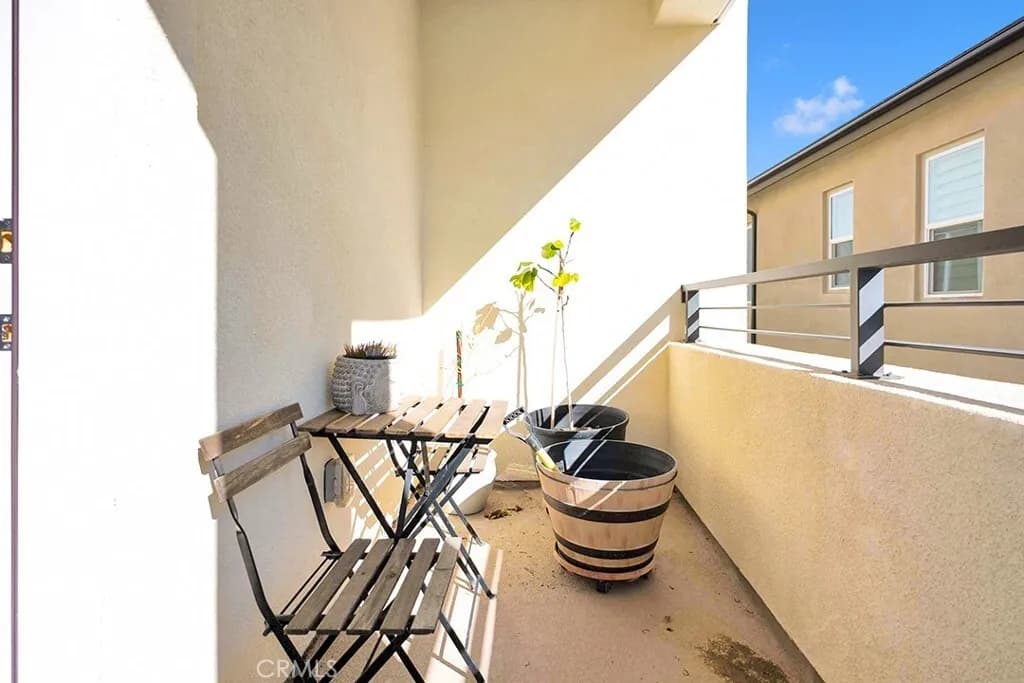 발렌시아 타운홈 
						2022년생, 방4 화장실3, 약 2100 sf, 오픈구조, 발코니, 좋은 학군, 편리한 위치
						콘도  Valencia CA's preview 3