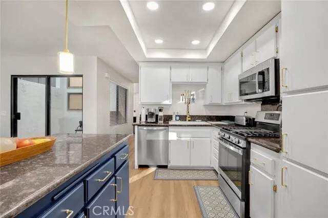 브레아 하이실링, 넉넉한 사이즈 3베드 타운홈
						방 3, 화 2.5, 약 1,780sf, 주차 3대 차고 
						타운하우스's preview 2