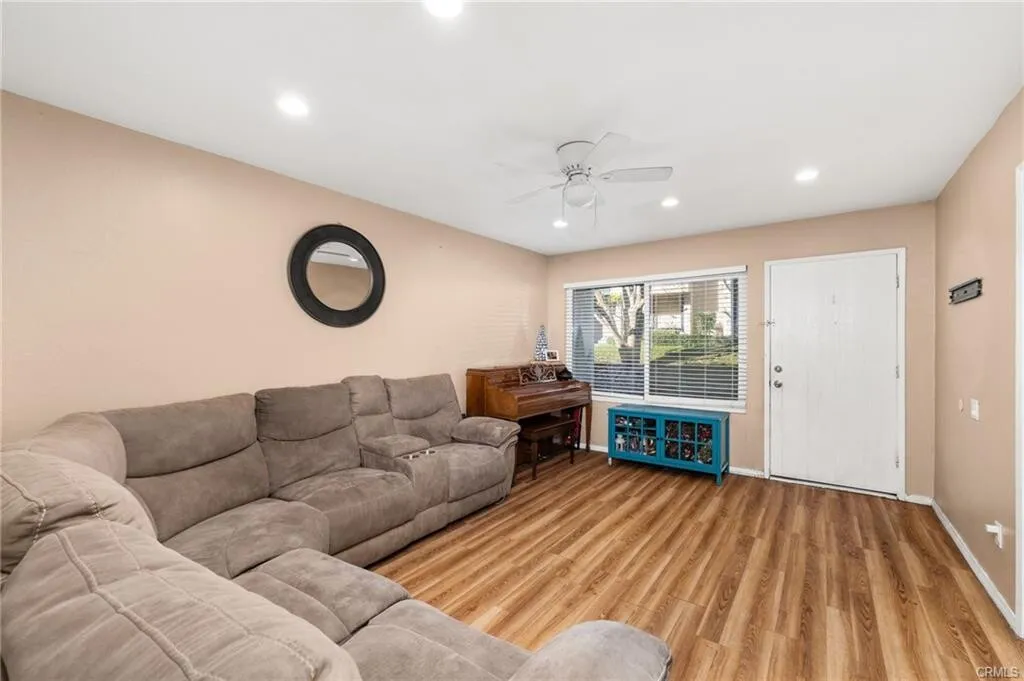 [브레아] 리조트단지 리모델링 방4개 타운홈
						1469 SQFT, 2 car attached그라지, 넓은 뒷마당, 리모델링
						타운하우스  Brea CA's preview 1