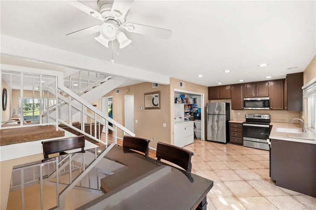 [브레아] 리조트단지 리모델링 방4개 타운홈
						1469 SQFT, 2 car attached그라지, 넓은 뒷마당, 리모델링
						타운하우스  Brea CA's preview 3