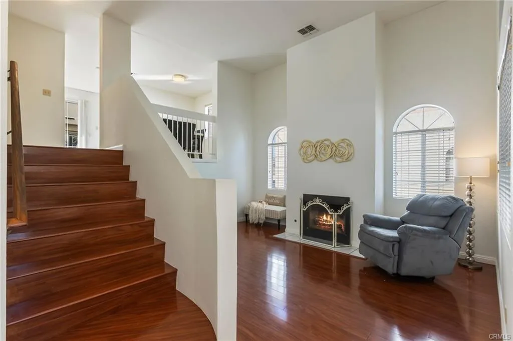 [Norwalk] 게이트단지 하이실링 리모델링 방3개 타운홈
						1624 SQFT, 하이실링, 1996년생
						타운하우스  Norwalk CA's preview 1