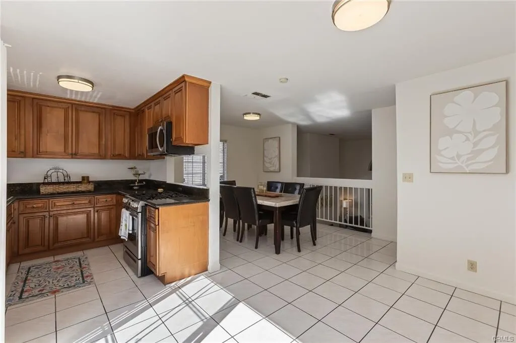 [Norwalk] 게이트단지 하이실링 리모델링 방3개 타운홈
						1624 SQFT, 하이실링, 1996년생
						타운하우스  Norwalk CA's preview 2