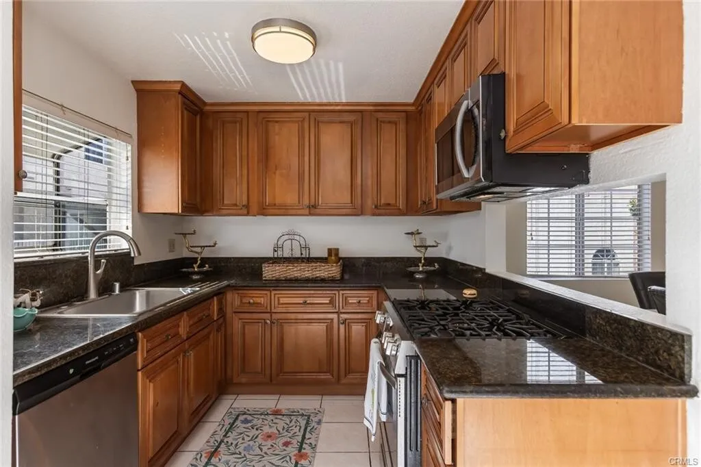 [Norwalk] 게이트단지 하이실링 리모델링 방3개 타운홈
						1624 SQFT, 하이실링, 1996년생
						타운하우스  Norwalk CA's preview 3