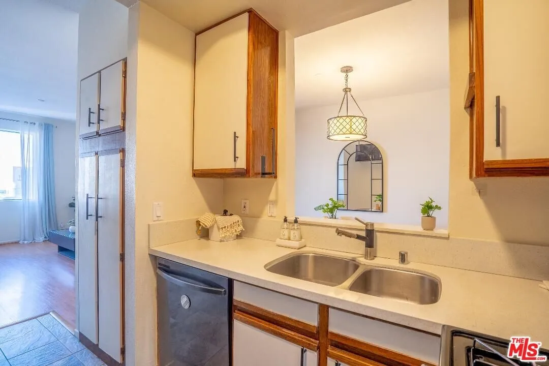 (한인타운) 2베드 콘도
						부동산쟁이 캐티 리 추천 (012026)
						콘도  Los Angeles CA's preview 1