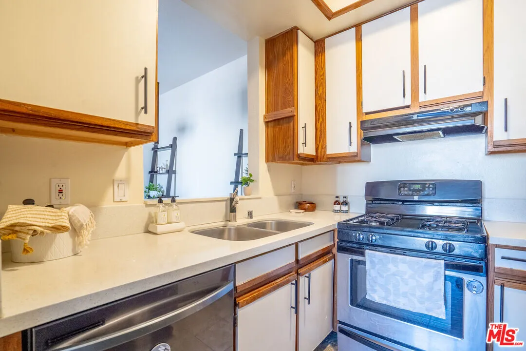 (한인타운) 2베드 콘도
						부동산쟁이 캐티 리 추천 (012026)
						콘도  Los Angeles CA's preview 2