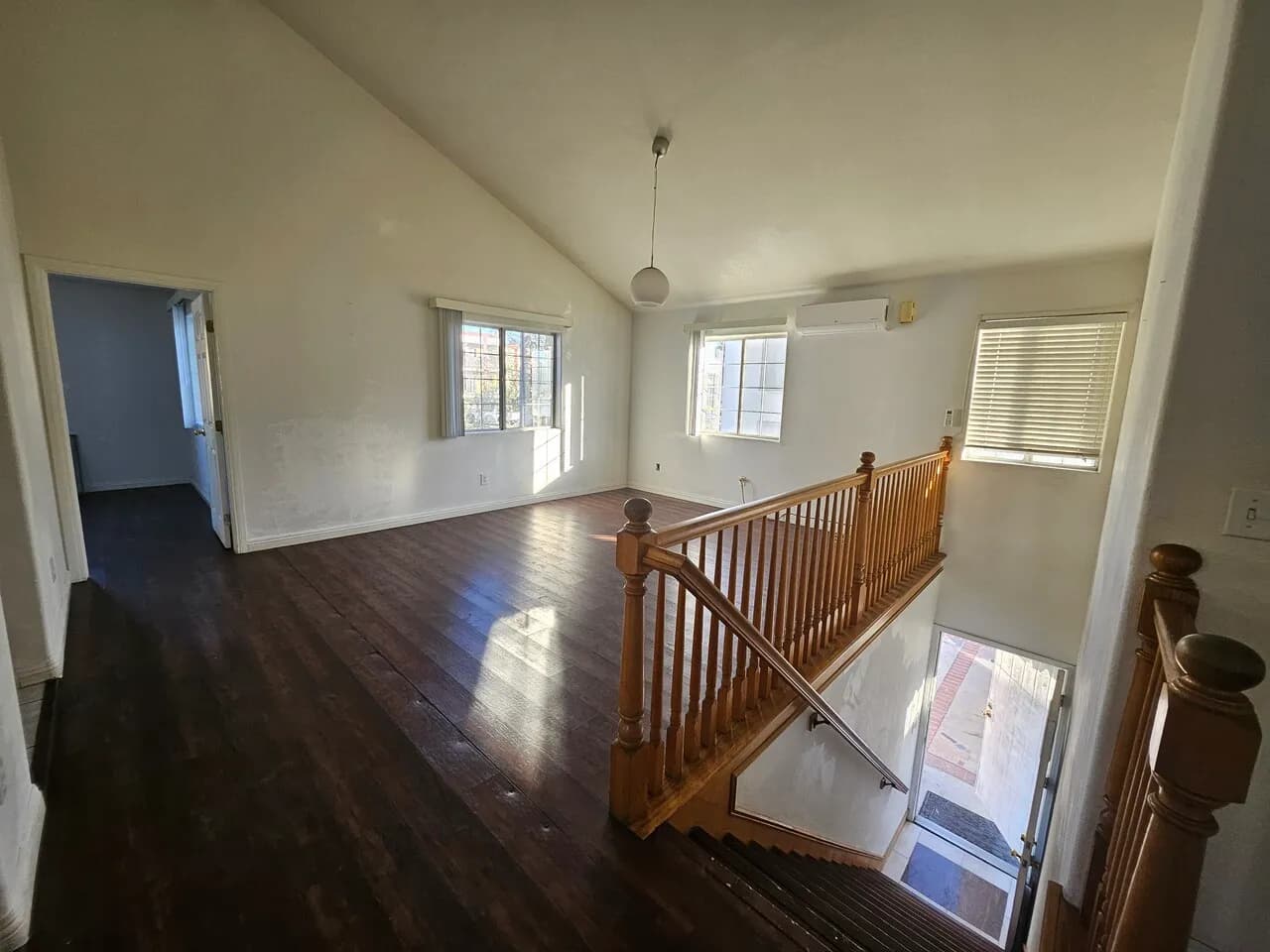 4 bedroom unit looking for female roommates
					룸메이트
					Los Angeles's preview 1
