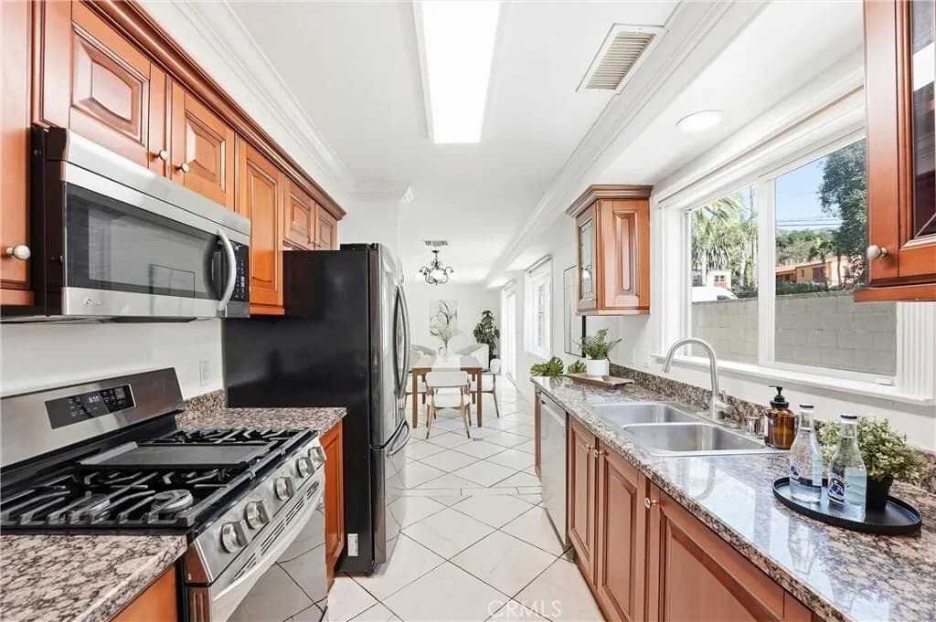 터헝가 콘도 
						2007년생, 방4 화장실3, Over 1800 sf, 타운홈 스타일, Attached Garage, No common walls
						콘도  Tujunga CA's preview 0