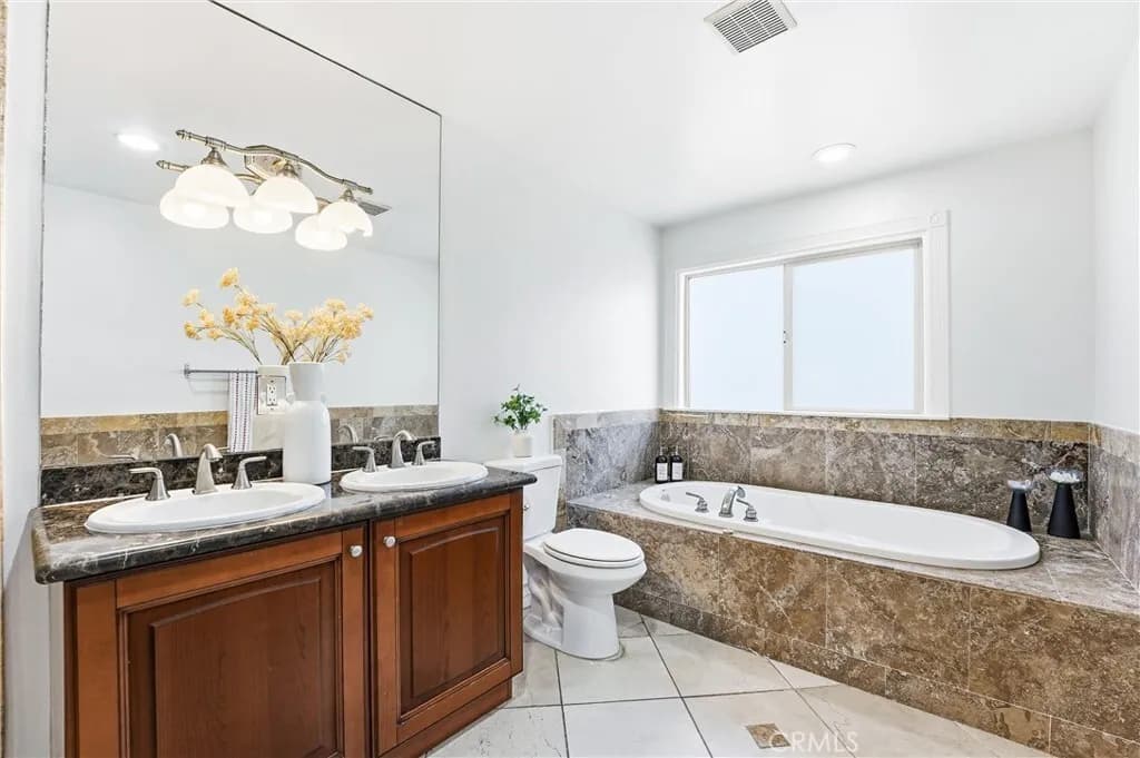 터헝가 콘도 
						2007년생, 방4 화장실3, Over 1800 sf, 타운홈 스타일, Attached Garage, No common walls
						콘도  Tujunga CA's preview 3