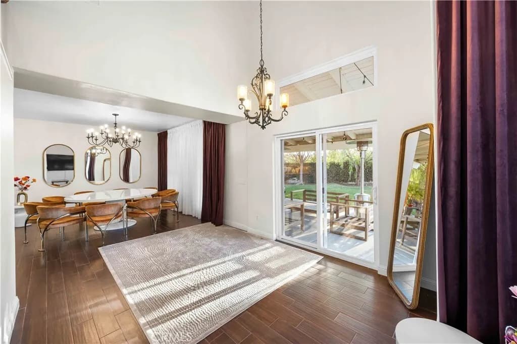 발렌시아 하우스
						방4 화장실3, 건평 Over 2000 sf, End of a quiet Cul-de-sac, No Mello Roos, 3car Garage
						주택  Valencia CA's preview 1