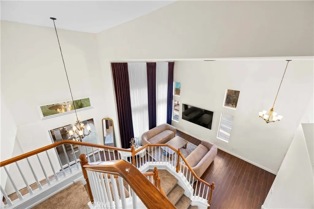 발렌시아 하우스
						방4 화장실3, 건평 Over 2000 sf, End of a quiet Cul-de-sac, No Mello Roos, 3car Garage
						주택  Valencia CA's preview 2