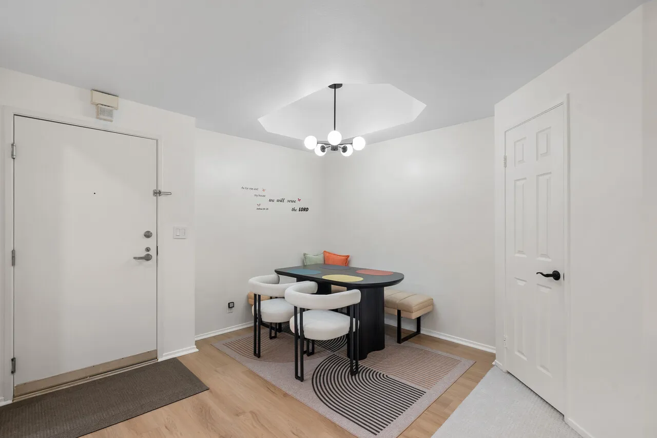 행콕팍 인근 콘도
						방1 화장실1, 리모델된 부엌&화장실, 발코니, 시큐리티, 게스트 파킹, 부대시설
						콘도  Los Angeles CA's preview 1