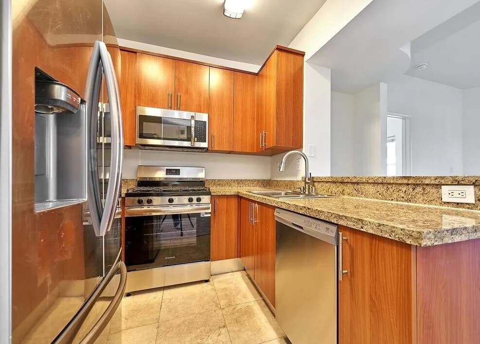 행콕팍
						방2 화장실2, 오픈구조, 웍인 클라셋, 발코니, 시큐리티, 수영장, 짐
						콘도  Los Angeles CA's preview 0