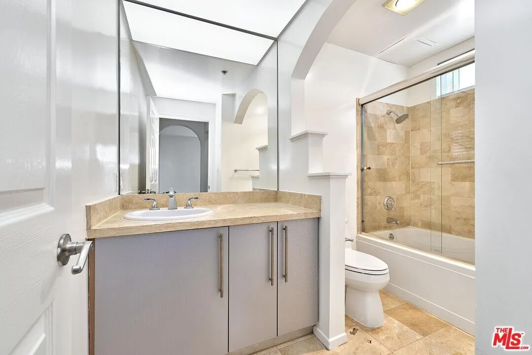 행콕팍
						방2 화장실2, 오픈구조, 웍인 클라셋, 발코니, 시큐리티, 수영장, 짐
						콘도  Los Angeles CA's preview 3