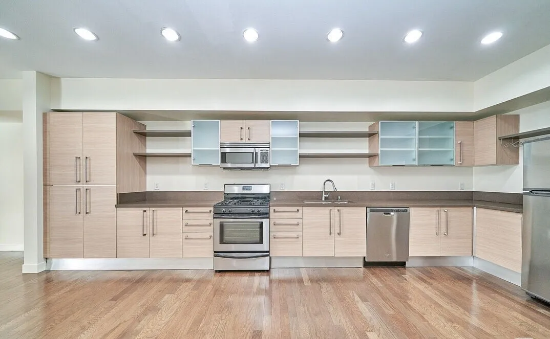 다운타운 콘도
						2006년생, 방1 + Den/Office, 화장실2, 약 1100 sf, 파킹2대, 시큐리티, 부대시설
						콘도  Los Angeles CA's preview 0