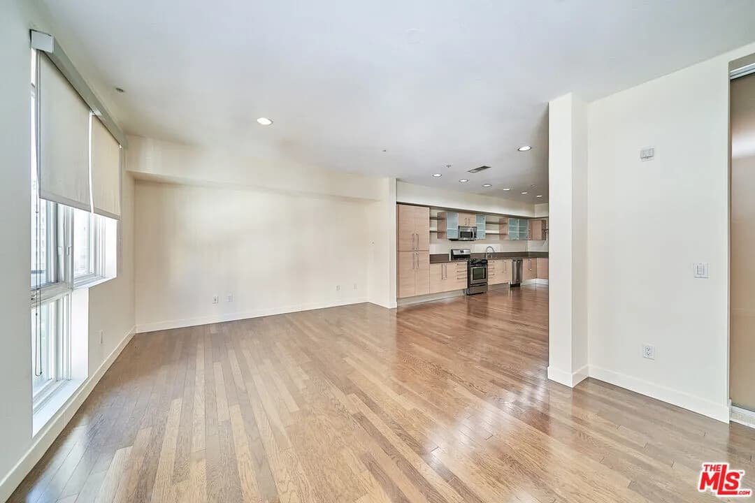 다운타운 콘도
						2006년생, 방1 + Den/Office, 화장실2, 약 1100 sf, 파킹2대, 시큐리티, 부대시설
						콘도  Los Angeles CA's preview 1