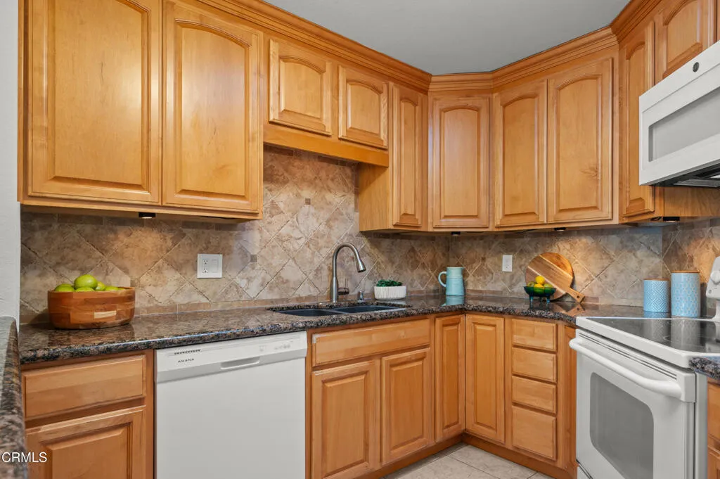 비아마리솔 콘도
						방2 화장실2, TOP FLOOR, 오픈구조, 마루바닥, 발코니, 편리한 위치
						콘도  Los Angeles CA's preview 0