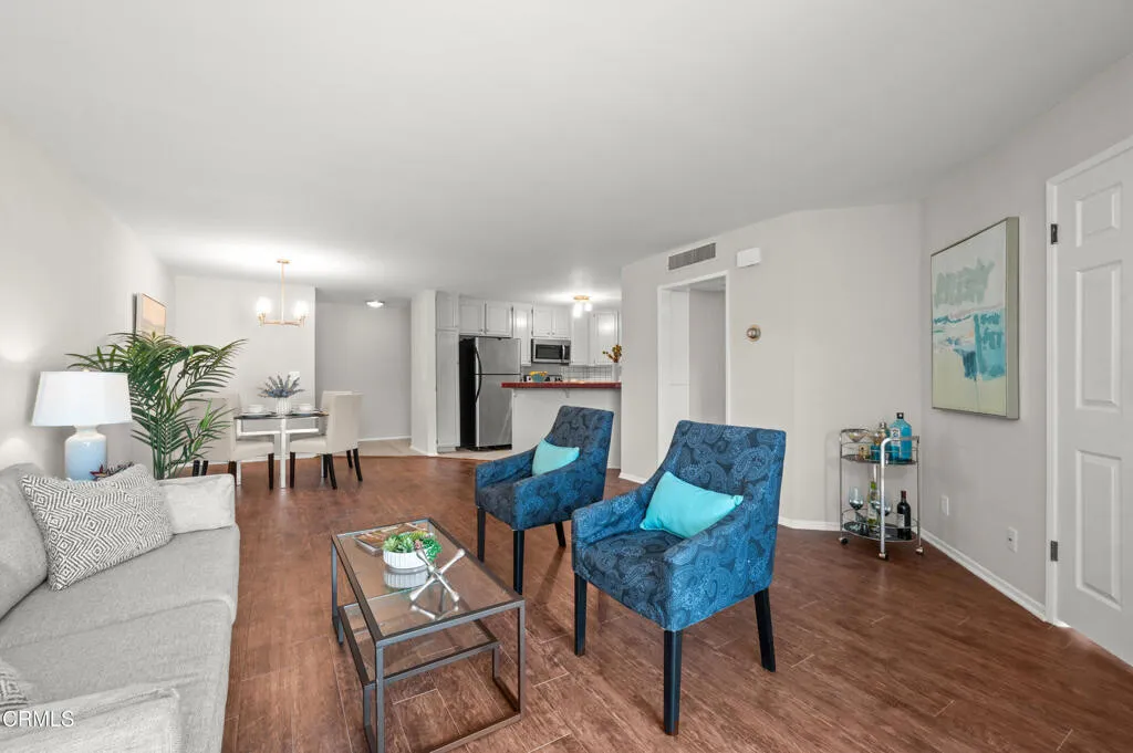 비아마리솔 콘도
						방2 화장실1, 파킹2, 오픈구조, 마루바닥, 넓은 PATIO, 편리한 위치
						콘도  Los Angeles CA's preview 0