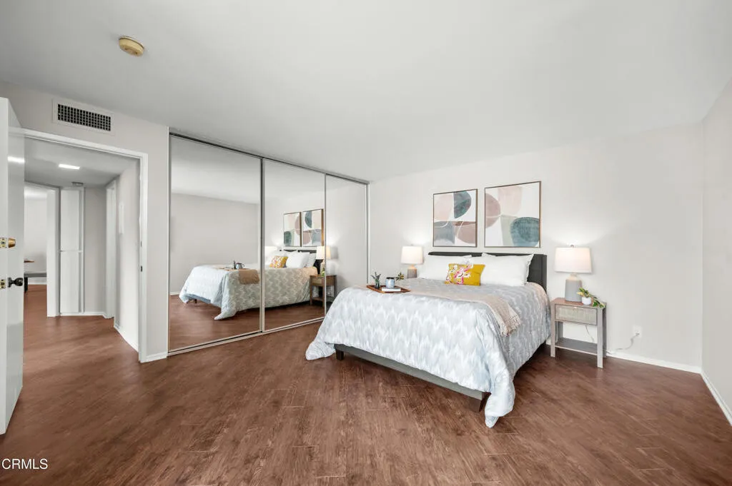 비아마리솔 콘도
						방2 화장실1, 파킹2, 오픈구조, 마루바닥, 넓은 PATIO, 편리한 위치
						콘도  Los Angeles CA's preview 2