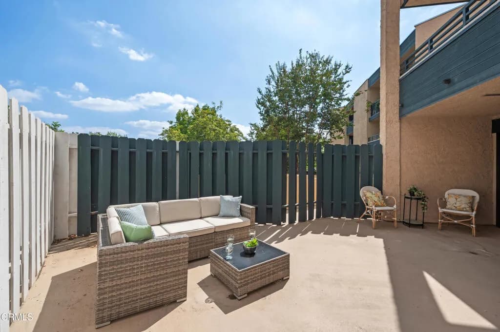 비아마리솔 콘도
						방2 화장실1, 파킹2, 오픈구조, 마루바닥, 넓은 PATIO, 편리한 위치
						콘도  Los Angeles CA's preview 3