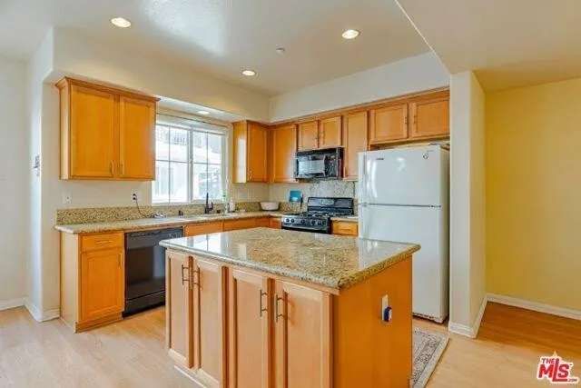 플러튼 최고지역 & 최고학군!! 2007년생 1,511 SqFt 2베드 타운홈 
						매우 밝고, 높은천장, 화강암 카운터탑 넓은 부엌, 마루바닥, 벽난로, 넓은 화장실, 2중창문, 넓은 발코니.

						타운하우스  Fullerton CA's preview 3