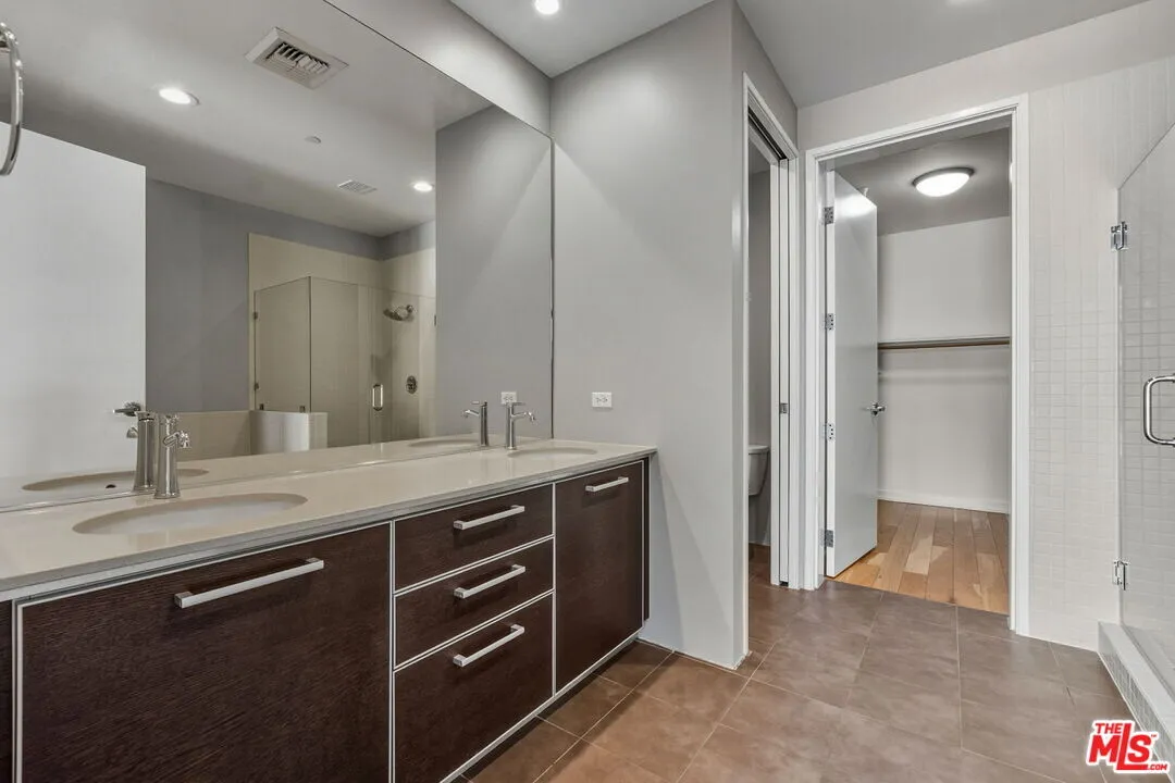 다운타운 중심, 전면 통유리로 즐기는 환상적인 시티뷰 로프트
						콘도  Los Angeles CA's preview 3