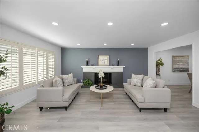 "라 팔마 최고의 변신! 아래층 방/화장실이 완비된 완벽한 2층집"
						주택  La Palma CA's preview 1