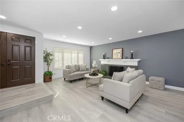 "라 팔마 최고의 변신! 아래층 방/화장실이 완비된 완벽한 2층집"
						주택  La Palma CA's preview 2