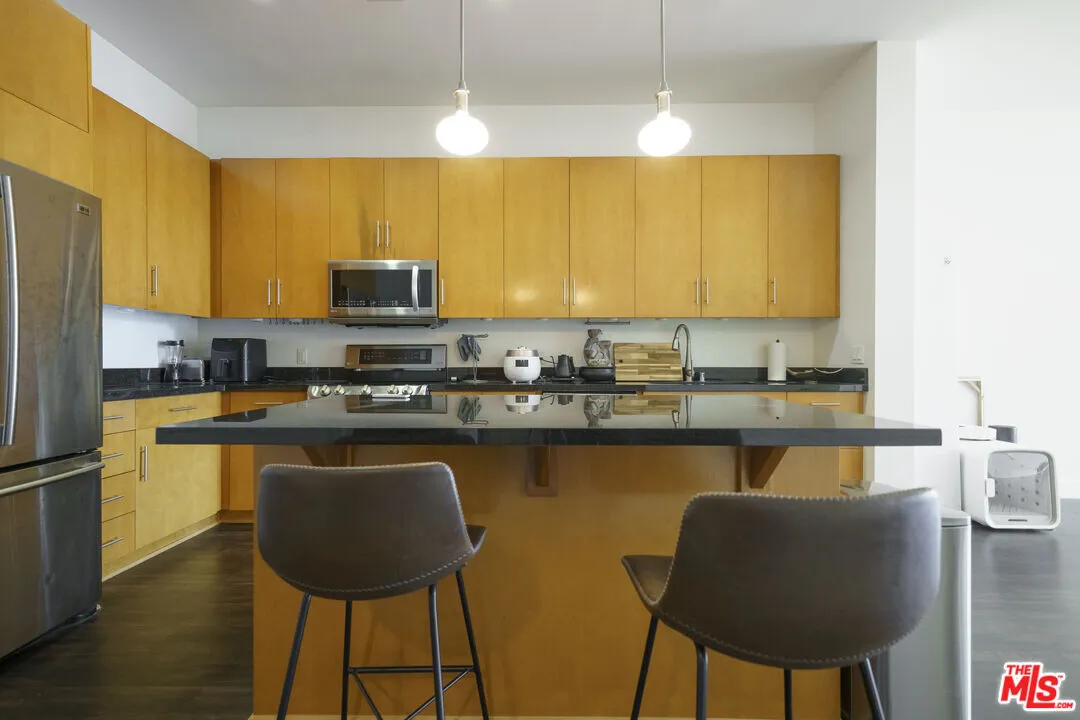 [한인타운] 시세보다 엄청 저렴한 방1+Den+화2 1,430sf 2009년생 콘도
						밝고 환한 남향, 높은 천장, 스크린 골프장, 사우나, Gym 등 리조트 편의시설
						콘도  Los Angeles CA's preview 3