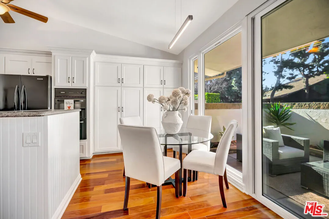 버벵크 콘도
						방2 화장실2, 타운홈 스타일, END-UNIT, PATIO, 2 Car Garage, 편리한 위치
						콘도  Burbank CA's preview 1