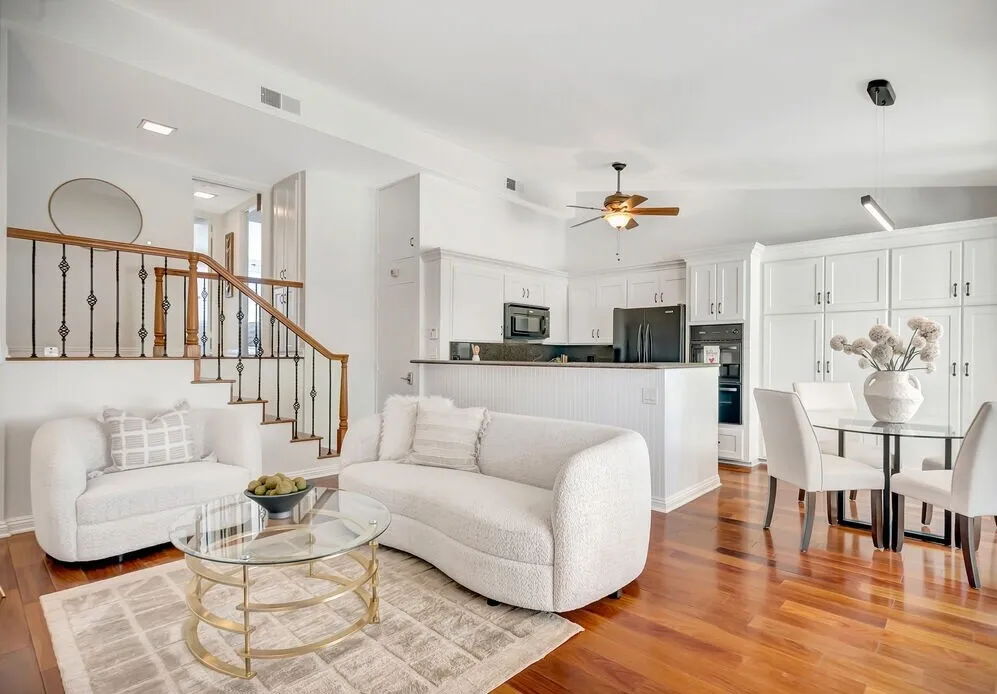 버벵크 콘도
						방2 화장실2, 타운홈 스타일, END-UNIT, PATIO, 2 Car Garage, 편리한 위치
						콘도  Burbank CA's preview 2