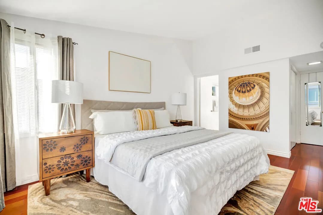 버벵크 콘도
						방2 화장실2, 타운홈 스타일, END-UNIT, PATIO, 2 Car Garage, 편리한 위치
						콘도  Burbank CA's preview 3