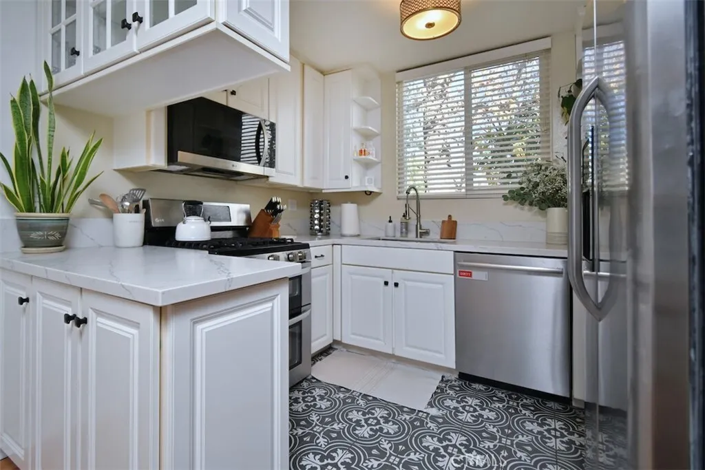 글렌데일 콘도
						방2 화장실2, 타운홈 스타일, 마루바닥, Rooftop deck, 2Car Garage
						콘도  Glendale CA's preview 0