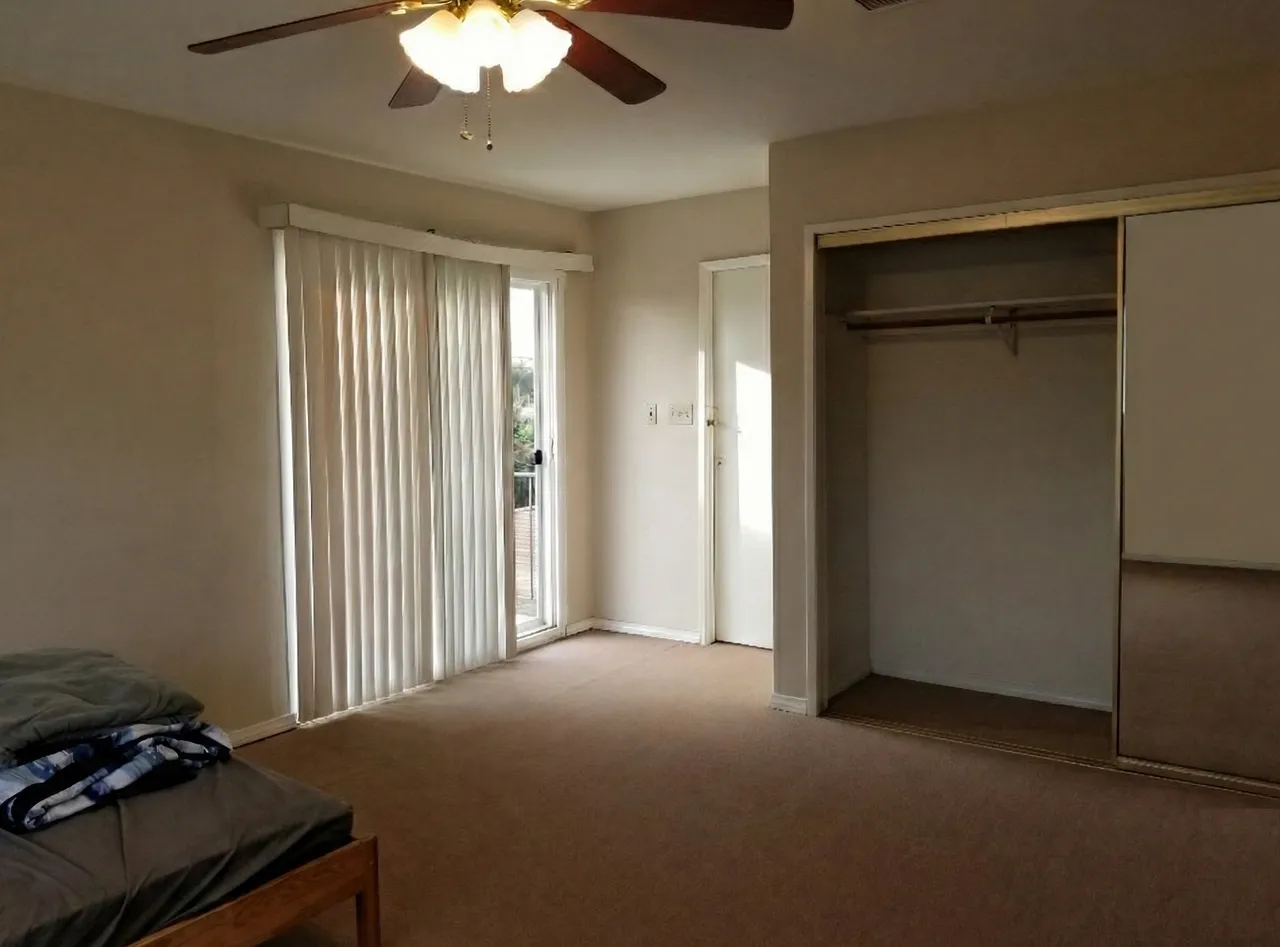 다우니지역, 단독주택 2층의 카펫방을 랜트하며 남성분을 원합니다.
					룸메이트
					Downey's preview 1