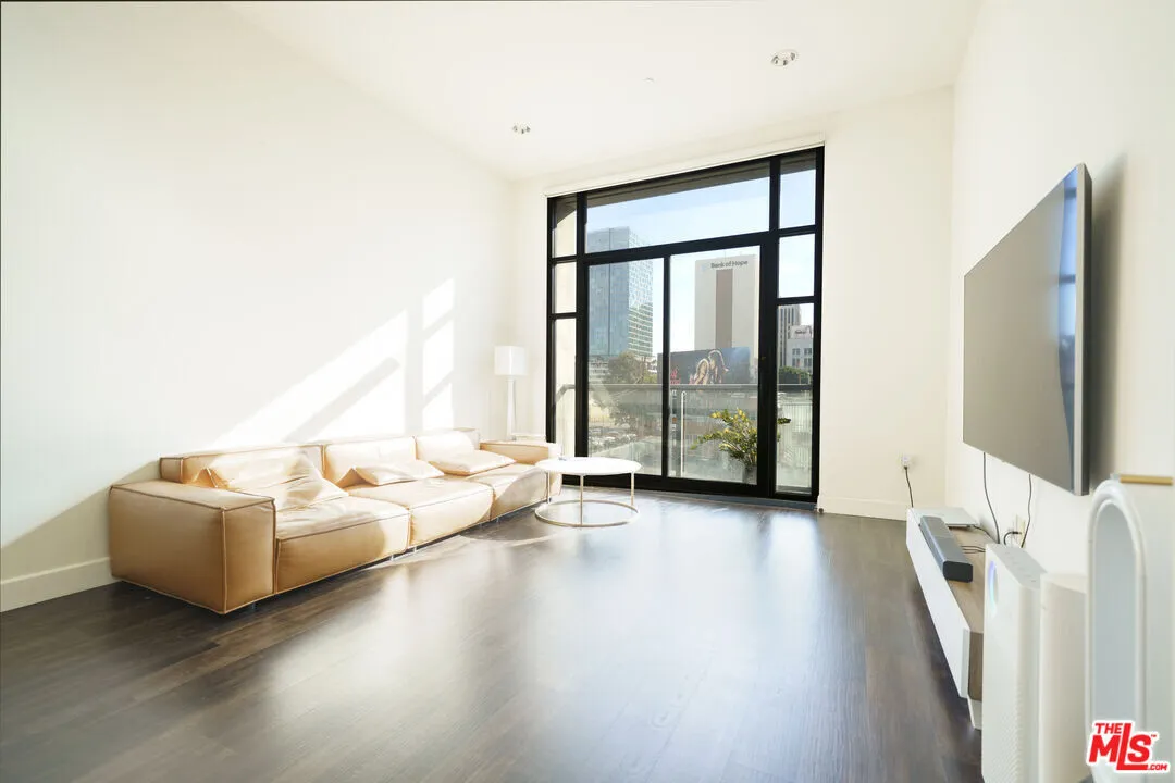 서밋 콘도
						2009년생, 방1 화장실2, 약 1430 sf, 오픈구조, 하이실링, 시큐리티, 편리한 위치
						콘도  Los Angeles CA's preview 1