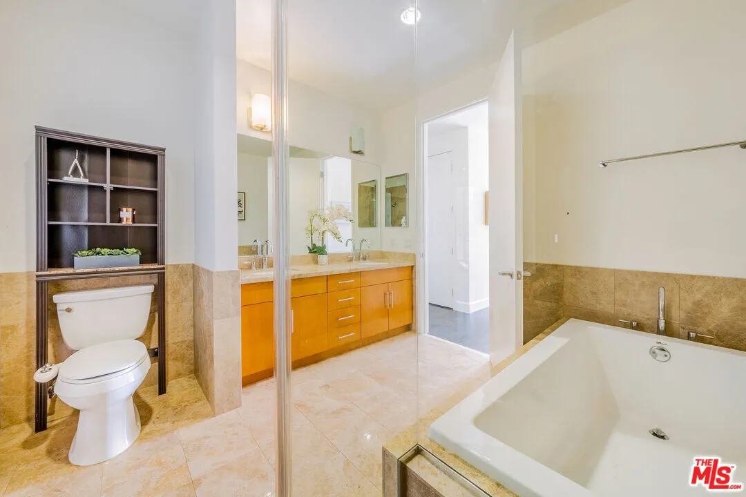 서밋 콘도
						2009년생, 방1 화장실2, 약 1430 sf, 오픈구조, 하이실링, 시큐리티, 편리한 위치
						콘도  Los Angeles CA's preview 2