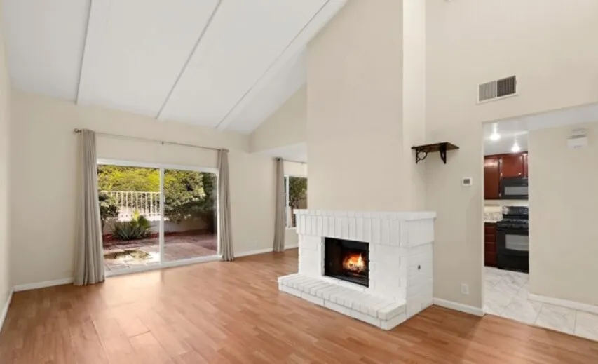 (플러튼 타운홈)  방2+ 화2.5
						아메릿지 하이츠입구 인기 단지. 2층구조. 우수 학군. 타겟, 한인상가, 식당바로근처. 
						타운하우스  Fullerton CA's preview 1