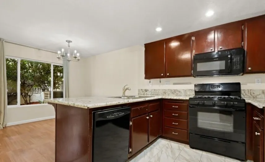 (플러튼 타운홈)  방2+ 화2.5
						아메릿지 하이츠입구 인기 단지. 2층구조. 우수 학군. 타겟, 한인상가, 식당바로근처. 
						타운하우스  Fullerton CA's preview 2